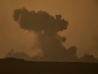 עשן עולה מעל עזה, הערב / צילום: ap, Leo Correa