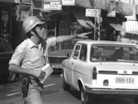 פקח מכוון תנועה בתל אביב, 1975. הצביון הכלכלי השתנה בתוך שנים ספורות / צילום: יעקב סער לע''מ