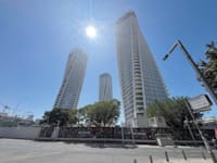 המגדלים בכיכר המדינה. חלק מהבעלים החלו למכור את הדירות / צילום: מאיה לוין
