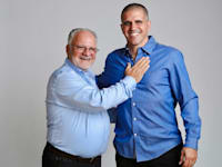 מימין עמיר אהרון מנכ״ל מחלבות גד, משמאל עזרא כהן המייסד / צילום: זוהר שטרית