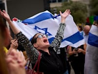 צהלות השמחה בכיכר החטופים בעקבות חתימת ההסכם / צילום: ap, Emilio Morenatti