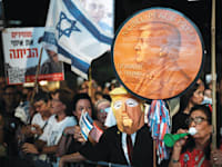 שלט תמיכה בנשיא טראמפ בכיכר החטופים בתל אביב, מוצ''ש / צילום: ap, Emilio Morenatti