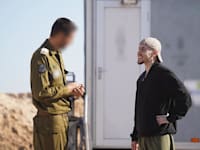 איתן מור עם נציג צה''ל לאחר שחררו / צילום: דובר צה''ל