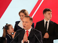 הנשיא נברוצקי ומשפחתו במהלך הקמפיין. גבר ברוב קטן על המועמד הליברלי / צילום: ap, Czarek Sokolowski