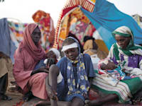 משפחה שברחה מאל-פאשר יושבת במחנה פליטים בצפון סודן / צילום: Reuters, Mohammed Jamal