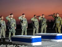 ארונותיהם של החטופים החללים סהר ברוך ועמירם קופר / צילום: דובר צה''ל