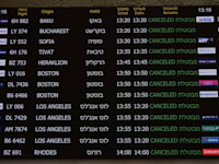 מסך ההמראות בנתב''ג בעת מבצע ''עם כלביא'' / צילום: ap, Ariel Schalit