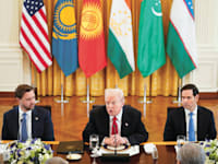 טראמפ, ואנס ורוביו בארוחת ערב עם מנהיגי חמש מדינות מרכז אסיה בשבוע שעבר / צילום: Reuters, Nathan Howard