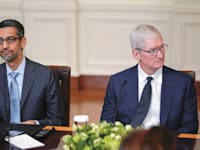בדרך לעסקה: מנכ''ל אפל טים קוק (מימין) ומנכ''ל גוגל סונדאר פיצ'אי / צילום: ap, Evan Vucci