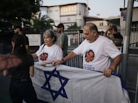 מלווים את הדר גולדין בדרכו האחרונה / צילום: Mahmoud Illean