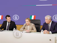 ראשת ממשלת איטליה ג'ורג'ה מלוני ושניים משרי הממשלה בהצגת חוק התקציב / צילום: Reuters, oberto Monaldo/LaPresse/ABACA