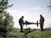 חיילים אוקראינים מתכוונים לשיגור רחפן מתוצרת מקומית / צילום: Reuters, Dmytro Smolienko