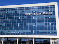 סניף של fifth third bank. דיווח על מחיקה של מאות מיליוני דולרים / צילום: Shutterstock