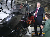 סטארמר בסיור בבסיס חיל האוויר הבריטי