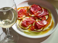 סשימי טונה אדומה עם קרם פרש ותאנים / צילום: נמרוד סונדרס