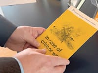 ''חוברת ההתגוננות האזרחית'' שפורסמה בשבדיה בשנה שעברה כהכנה לציבור למקרה של משבר או מלחמה / צילום: ap, Mimmi Montgomery