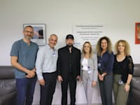 איגור טוצ'ינסקי (רביעי מימין) ובכירי בית החולים איכילוב / צילום: יח''צ