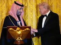 טראמפ ובן סילמאן לוחצים ידיים בארוחה שהתקיימה הלילה בבית הלבן / צילום: ap, Alex Brandon