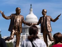 מיצב אמנות המציג את הנשיא דונלד טראמפ וג'פרי אפשטיין מחזיקים ידיים, המוצב סמוך לקפיטול / צילום: ap, Jose Luis Magana