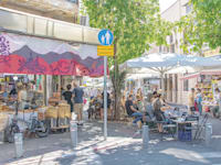 רחוב בתל אביב. ''כל בעל מקצוע חושב על החלק שלו, יועץ אשפה רוצה מקום למשאיות'' / צילום: Shutterstock