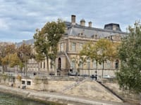 הפריצה ללובר. הגנבים החנו משאית עם סולם בשטח מת של מצלמות האבטחה המיושנות / צילום: ap, Alexander Turnbull