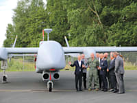 הקנצלר לשעבר אולף שולץ סוקר מל''ט הרון TP בתערוכה בברלין / צילום: Reuters, IMAGO/Björn Trotzki