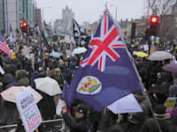 מתנגדים בריטים מפגינים מול הבניין המיועד להקמת השגרירות / צילום: ap, Kin Cheung