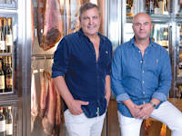 איציק חנגל (מימין) ויעקב ביטון. ''זה נראה נוצץ מבחוץ'' / צילום: ענבל מרמרי