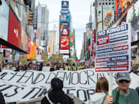 אמריקאים רבים מחזיקים בדעות סוציאליסטיות, גם אם אינם מזדהים עם ה''מיתוג''. הפגנה בניו יורק / צילום: ap