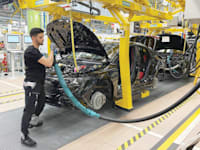 מפעל מרצדס־בנץ. תעשיית הרכב הגרמנית היא בין הנפגעות העיקריות מהמשבר הכלכלי / צילום: Reuters, Christoph Steitz