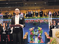 דמיס הסביס בטקס קבלת פרס נובל 2024 / צילום: Reuters, TT News Agency/Henrik Montgomery