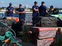 משלוחי קוקאין שנתפסו על ידי משמר החופים האמריקאי בפורט אוורגליידס, פלורידה / צילום: ap, Rebecca Blackwell