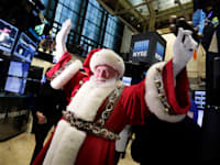 סנטה קלאוס מבקר ברצפת המסחר של הבורסה בניו יורק / צילום: ap, Richard Drew