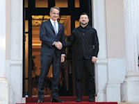 נשיא אוקראינה זלנסקי (מימין) וראש ממשלת יוון מיצוטאקיס / צילום: ap, Yorgos Karahalis