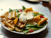 מנה בקפה נחשון / צילום: טל בדרק