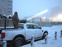 חייל אוקראיני עומד על רכב עם תותח נ''מ לאחר פגיעת כטב''ם בתחנת הכוח הגרעינית לשעבר בצ'רנוביל, אוקראינה / צילום: ap, Efrem Lukatsky