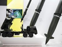 משגר רקטות של חברת אלביט בתערוכת נשק ביוון, מאי 2025 / צילום: Reuters, Louiza Vradi