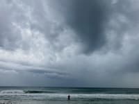 ענני סערה מעל חוף הים בעתלית, הבוקר / צילום: ap, Ariel Schalit