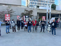 הפגנת חוסכי סלייס מחוץ לביהמ''ש הבוקר / צילום: עמירם גיל