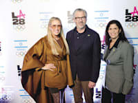 יו''ר הוועד האולימפי בישראל יעל ארד, אורח הכבוד ויו''ר הוועדה המארגנת של המשחקים האולימפיים LA28 קייסי וסרמן וארוסתו / צילום: הוועד האולימפי בישראל