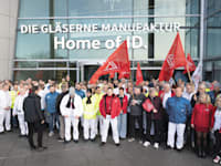 צפוי להיסגר בסוף השנה: הפגנה מחוץ למפעל פולקסווגן / צילום: Reuters, Sebastian Kahnert