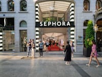 חנות הדגל של ספורה בשאנז אליזה. ''אומרים שמבקרים בה יותר מבאייפל'' / צילום: Shutterstock