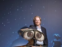 אנדרו סטנטון ודמותו של וול-E. ''נתיב אחר לגמרי בכביש המהיר'' / צילום: Reuters, Martin Klimek