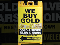 שלט של חנות שקונה זהב וכסף בניו יורק / צילום: Reuters, Anthony Behar