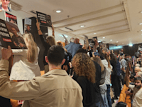 המשפחות השכולות מפנות את גבן לשר שקלי / צילום: מועצת אוקטובר