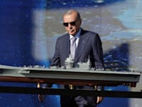 נשיא טורקיה ארדואן עם דגם של נושאת המטוסים / צילום: Reuters, Murad Sezer