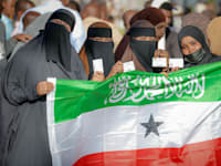 נשים מציגות את דגל סומלילנד לאחר הבחירות לשלטון ב־2024 / צילום: ap, Abdirahman Aleeli