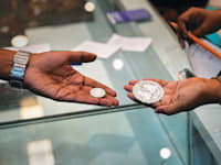 מסחר פיזי בכסף בהודו / צילום: ap, Anupam Nath