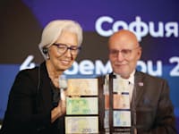נשיאת הבנק המרכזי האירופי כריסטין לגארד ונגיד הבנק הלאומי הבולגרי דימיטר ראדב חותמים על שטרות האירו / צילום: Reuters, Stoyan Nenov