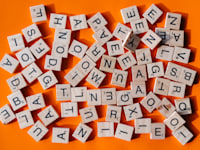 מהי מילת השנה באנגלית שבחר מילון אוקספורד ל־2025? / צילום: Shutterstock